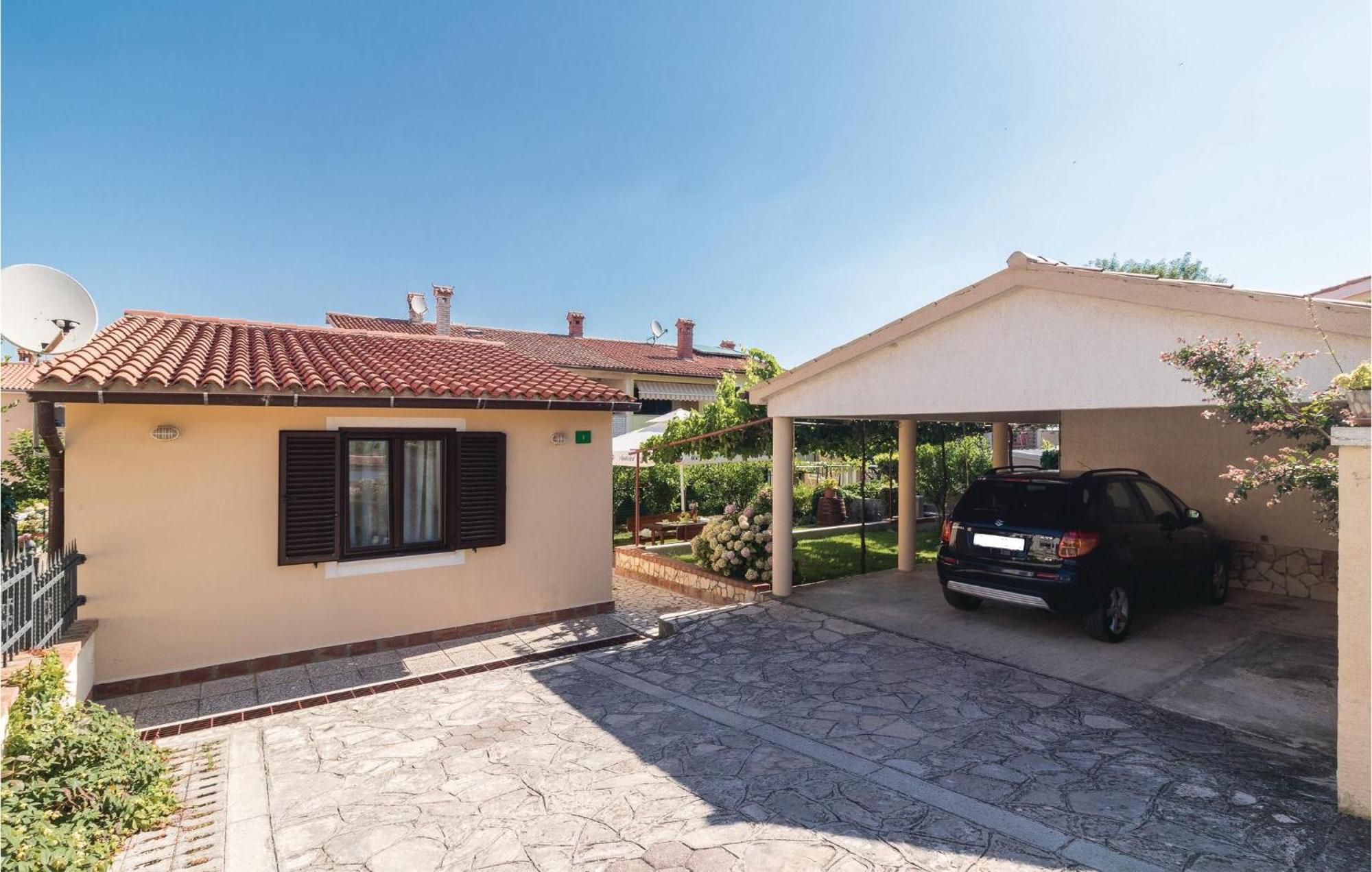 2 Bedroom Amazing Home In Pula Vikendica *